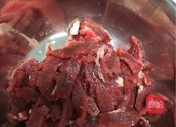 尖椒炒牛肉的做法图解1