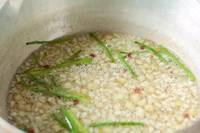  炸葱油，炒锅内多倒些食用油，开小火，下入葱姜蒜和少许花椒慢慢炸