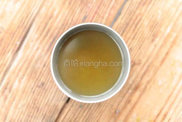 炸好的油静置备用