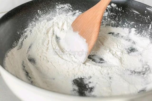 炒面粉，不粘锅不放油，开小火，先下入面粉翻炒。