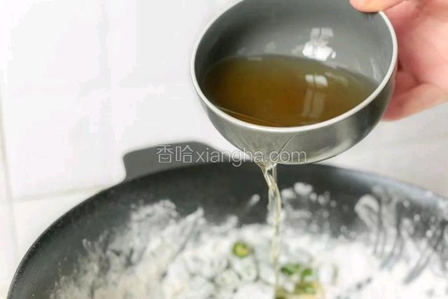 
然后少量多次的慢慢加入炸好的葱油，一边加一遍翻炒，帮助面粉更好的结块