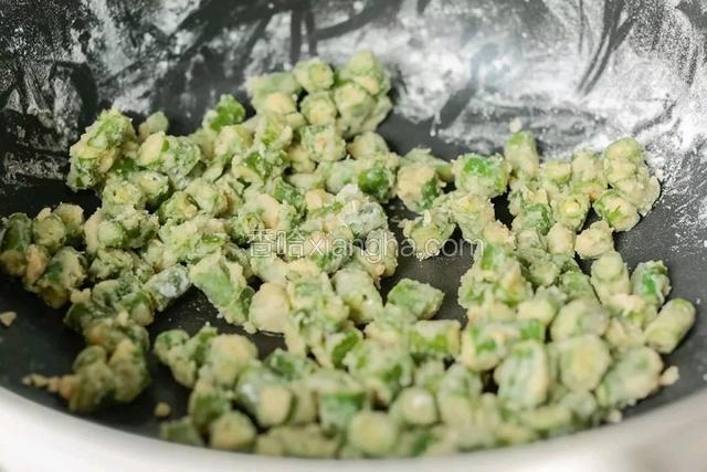 在葱油的帮助下，面粉和辣椒逐渐结成酥块，香味也慢慢出来了