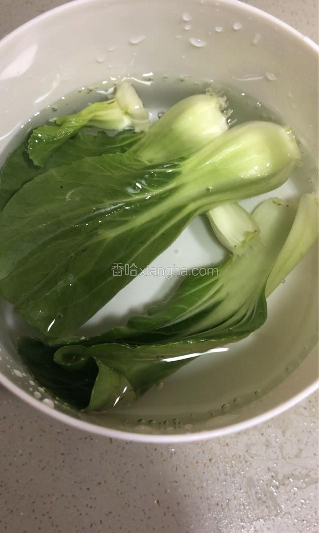洗净青菜。