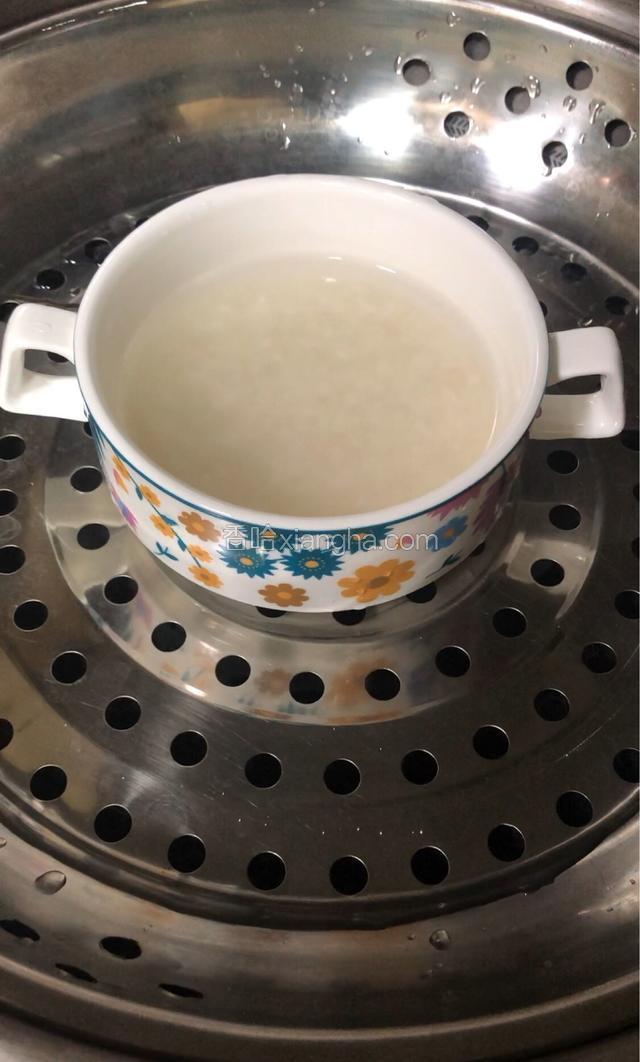 水开放锅里大火蒸三十分钟。