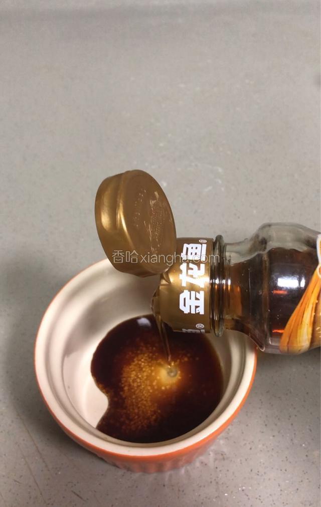 用半勺糖，一勺酱油，少许开水，芝麻油兑汁。