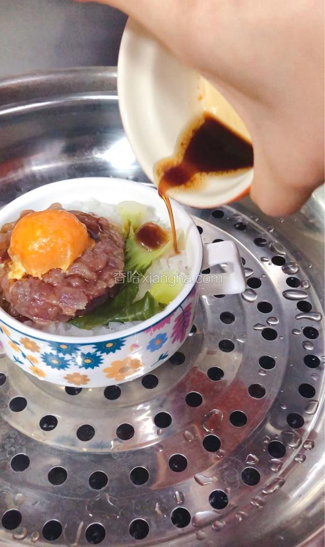 饭菜都熟了，淋上汁即可