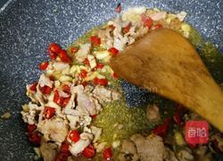 酸菜炒肉的做法图解1