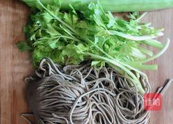 凉拌香芹豆腐丝的做法图解1