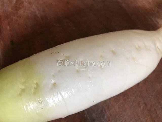 白萝卜刷洗干净，不去皮