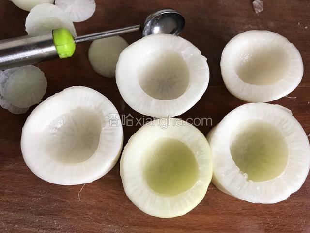用挖球器把萝卜段挖出窝窝