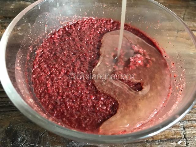 倒入泡发好的蒸肉粉里，拌匀