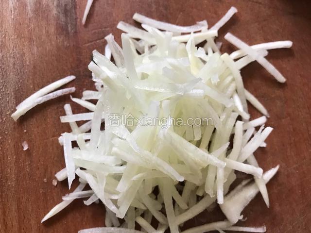 白萝卜洗净切成丝