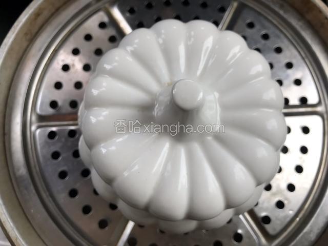 盖上盖子，放入开水锅中蒸半小时