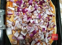 洋葱灌肉肠披萨的做法图解4