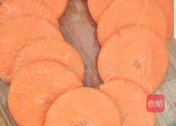 胡萝卜肉卷的做法图解1