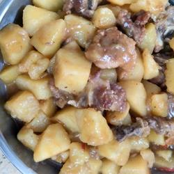 酱香排骨炆土豆的做法[图]