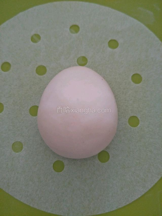 包裹好搓揉成水滴形状。