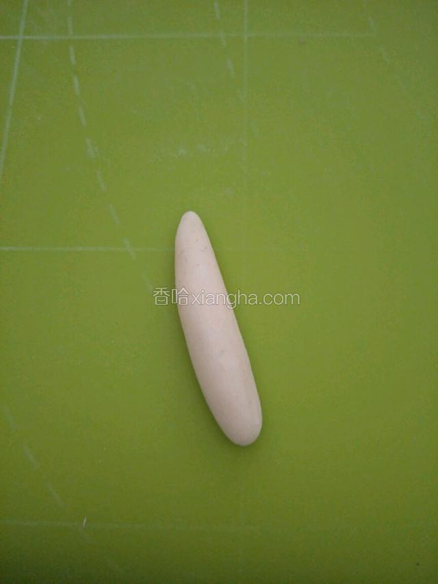 用两个2克白色面团搓揉图片样子。