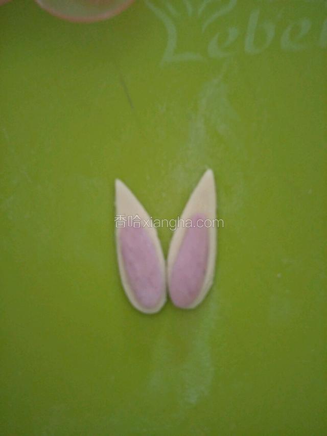 这个白色面团是我用模具压的，为了让大家做上面做了一个揉制的样子，取两个1克紫色面团搓揉两个小的长椭圆形粘在白色上面。