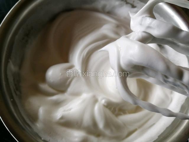 蛋白加几滴白醋，糖分三次加入，干性打发至蛋白霜起硬钩。
