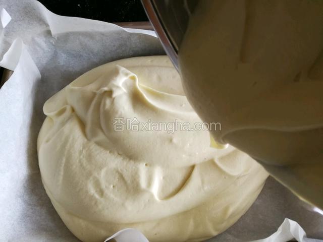 蛋糕糊倒入模具。