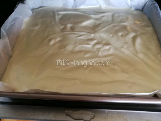 抹平整理后提起模具震几下消泡，放置装有热水的烤盘上。