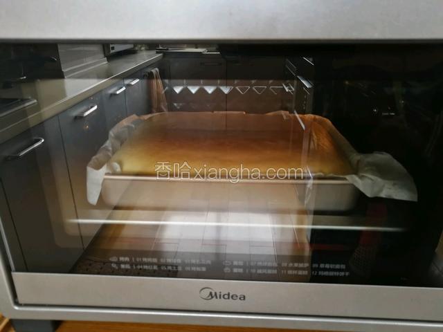 烤箱150℃预热5分钟。放置中下层，上下管150℃烤60分钟，表面上色加盖锡纸。