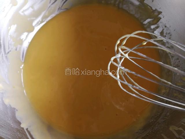 玉米油加热，至7成热，微冒青烟，筛入低粉划拌，然后，加入浓稠酸奶、蛋黄、盐、香草精一起划拌均匀。