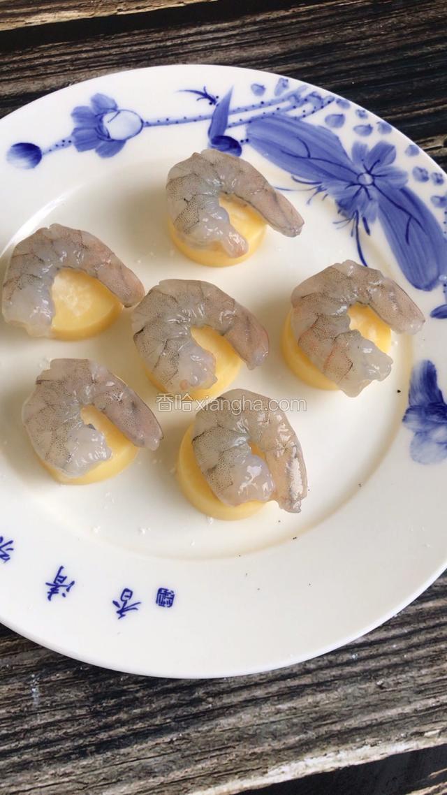 放入腌制好的虾仁