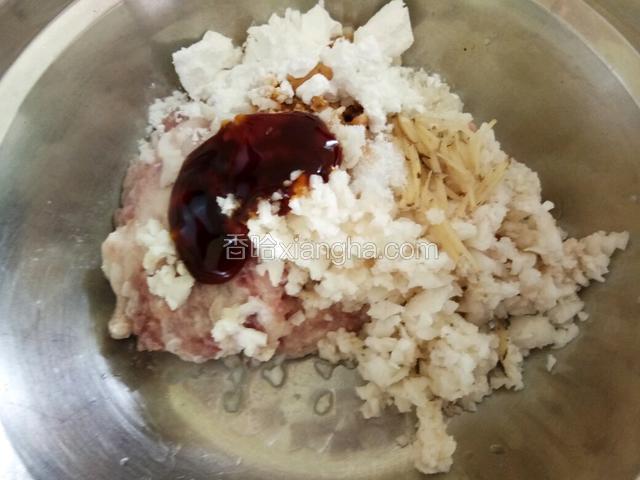 加入盐、酱油、蚝油、生粉，姜丝搅拌均匀