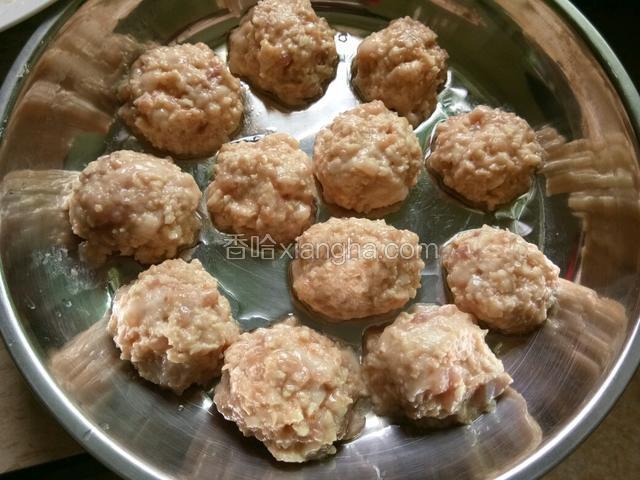 做成丸子放碟子摆好