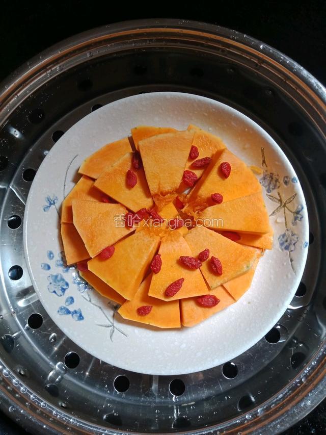 冷水入锅，待水开后，用中小火蒸8到10分钟，不宜太久，也不可用大火，不然南瓜表面有裂纹，颜色也不好看