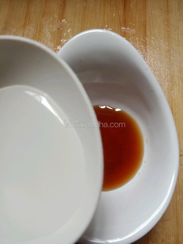 蒸熟的南瓜取出，蜂蜜和两勺温水调开，水温不要超过60度，不然会破坏蜂蜜的营养