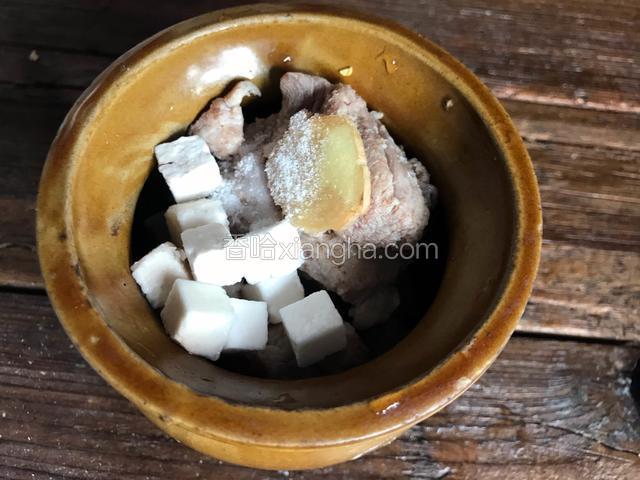 加入姜片和盐