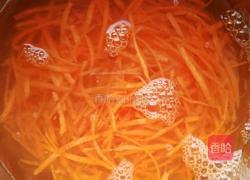 粉蒸胡萝卜丝的做法图解1