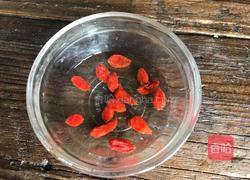 桂圆枸杞蒸蛋的做法图解2