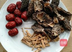 羊肚菌鸡汤的做法图解1