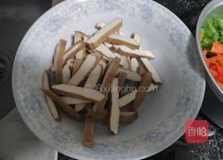 青椒肉丝面的做法图解1