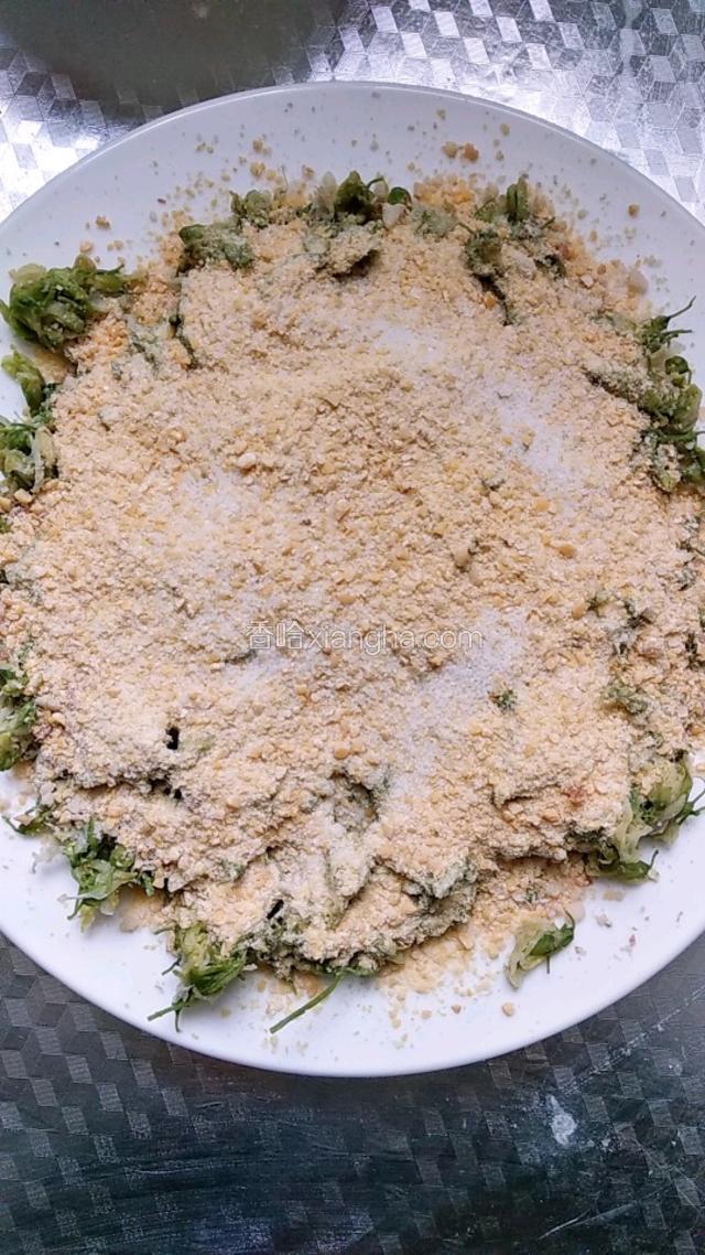把槐花摆在盘中，撒花生面和豆面，撒适量盐。