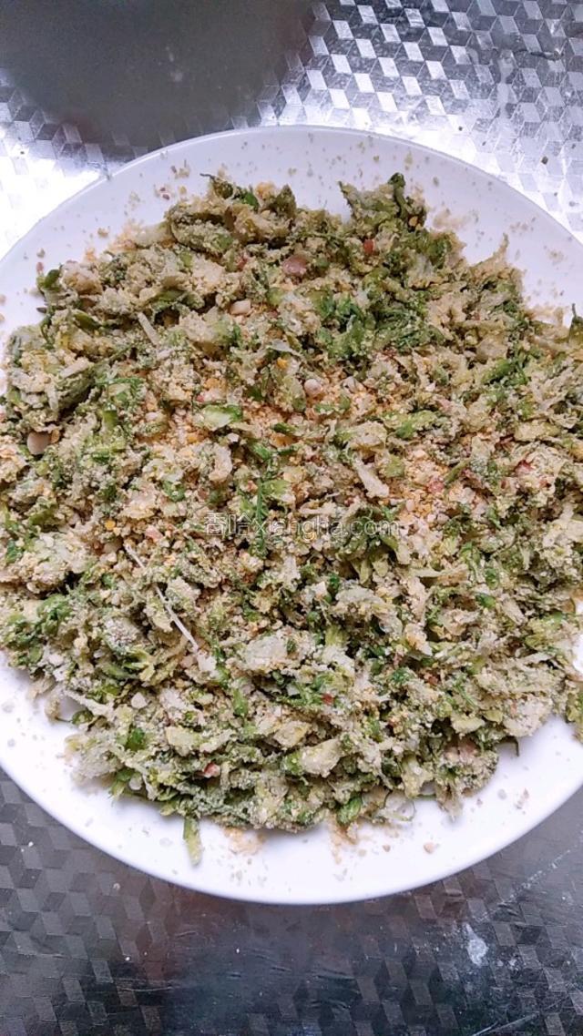 用手抓匀。