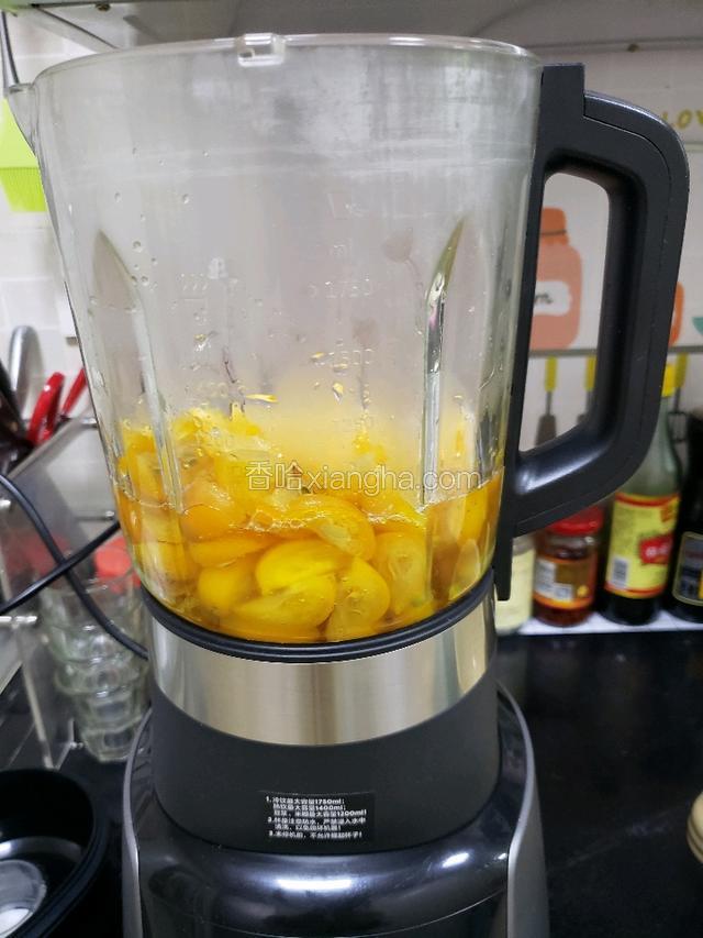 炖好后然后取出倒入破壁机打成泥，没有破壁机的用料理机也是一样的。