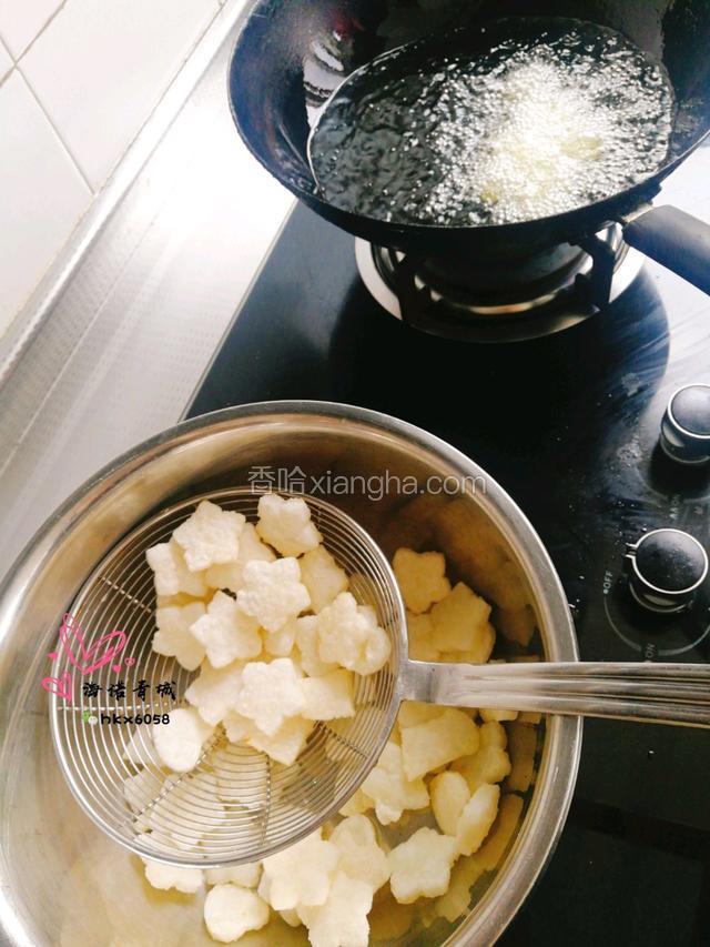 下油锅炸，炸两遍。