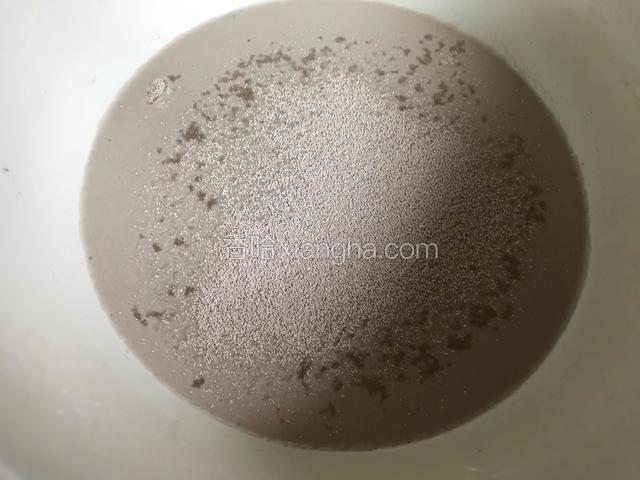 温水中加入酵母，拌匀