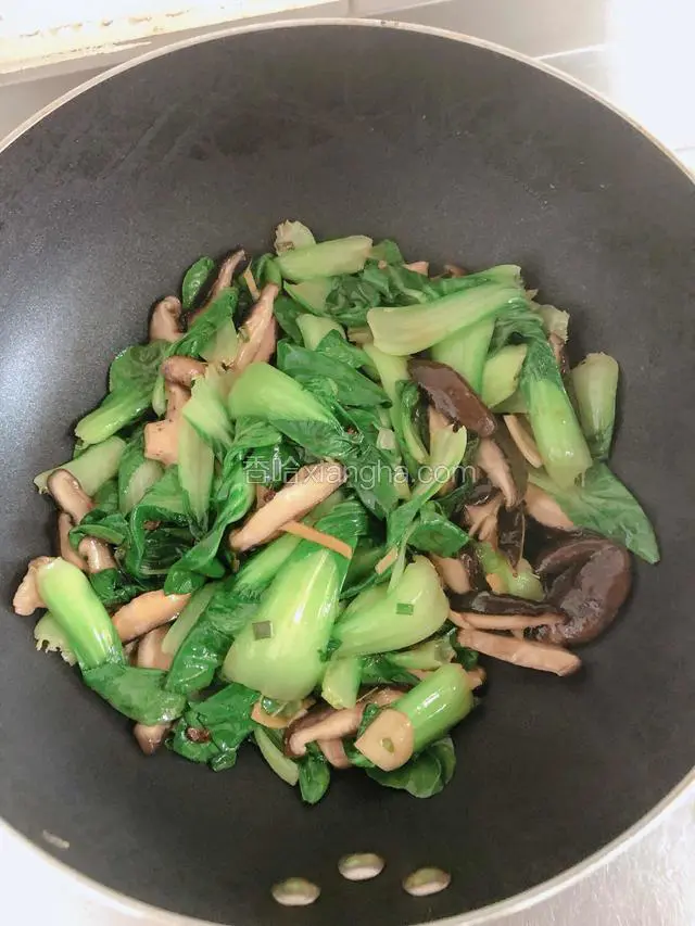 翻炒均匀，油菜入味儿就可以出锅了。