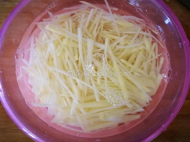 土豆丝用清水投几遍，去除淀粉，捞出控水。