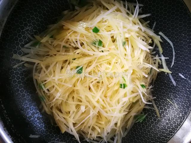 放入土豆丝，加少许白糖，白醋，盐大火翻炒。
