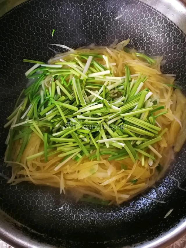 放入蒜苗，鸡粉，翻炒均匀即可关火。