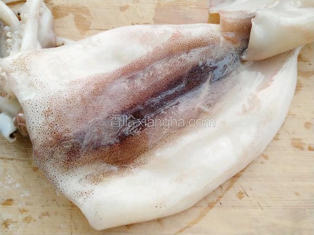 准备鱿鱼清洗干净