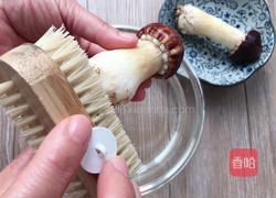 黄油煎松茸的做法图解1