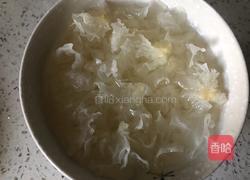 枇杷金桔雪梨银耳羹的做法图解1